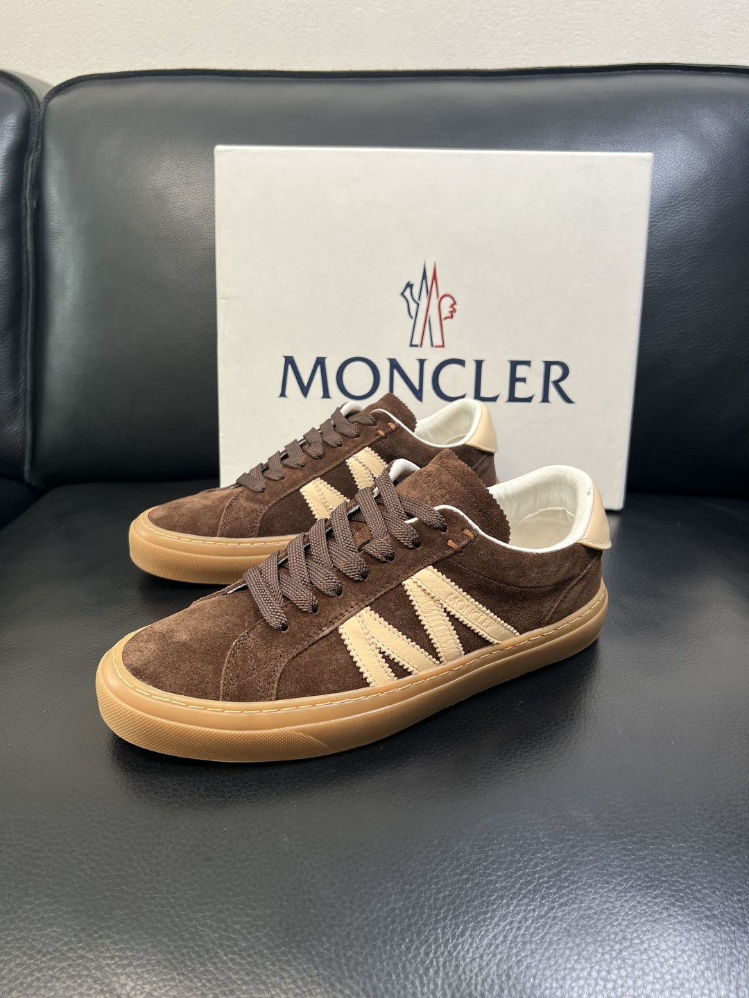 MONCLER 高品质 顶级工艺品 蒙口 新品专柜新款，原厂配置意大利进口牛皮搭配面料，高品质复杂拼接工