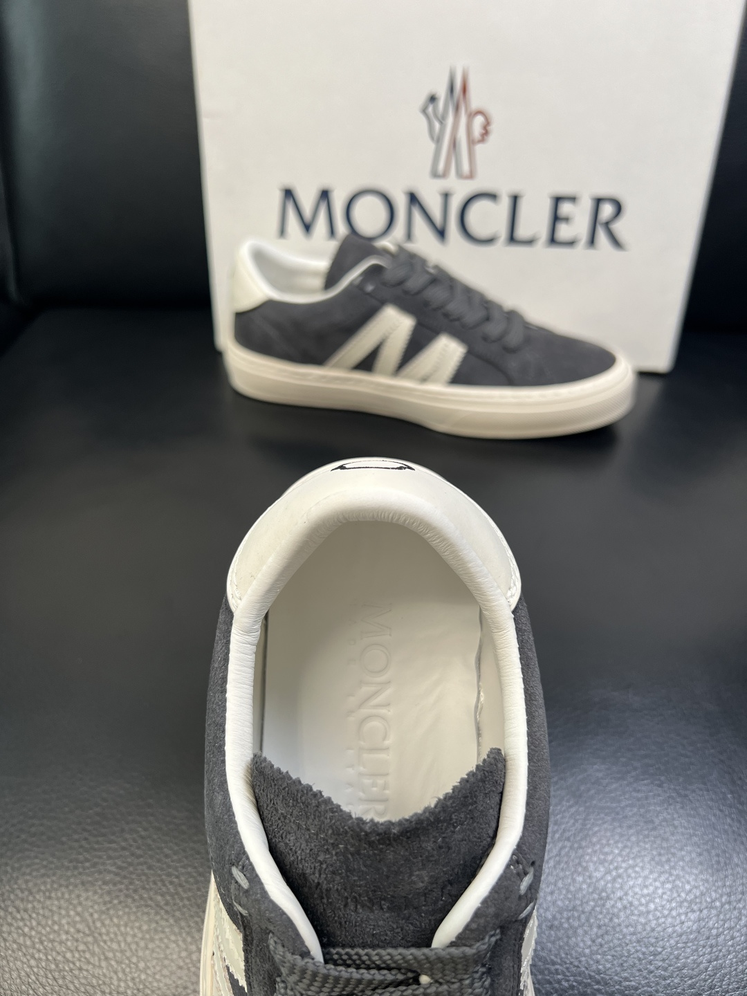 MONCLER 高品质 顶级工艺品 蒙口 新品专柜新款，原厂配置意大利进口牛皮搭配面料，高品质复杂拼接工