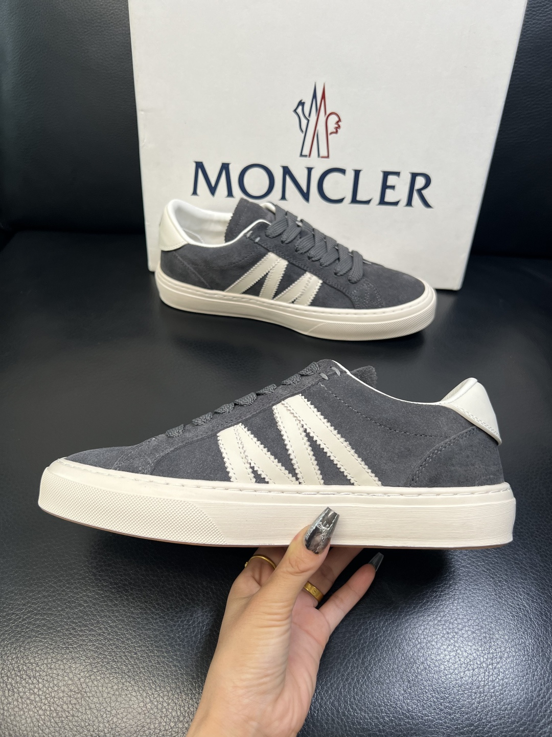 MONCLER 高品质 顶级工艺品 蒙口 新品专柜新款，原厂配置意大利进口牛皮搭配面料，高品质复杂拼接工