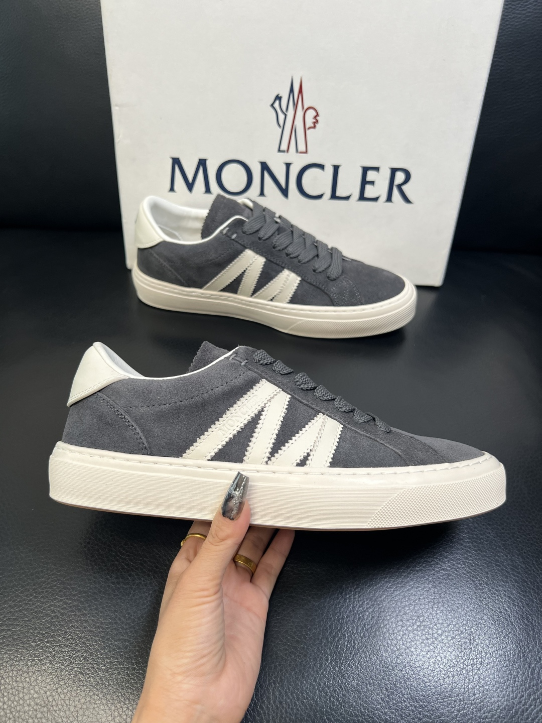 MONCLER 高品质 顶级工艺品 蒙口 新品专柜新款，原厂配置意大利进口牛皮搭配面料，高品质复杂拼接工