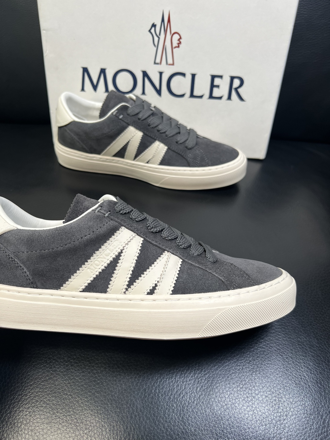 MONCLER 高品质 顶级工艺品 蒙口 新品专柜新款，原厂配置意大利进口牛皮搭配面料，高品质复杂拼接工