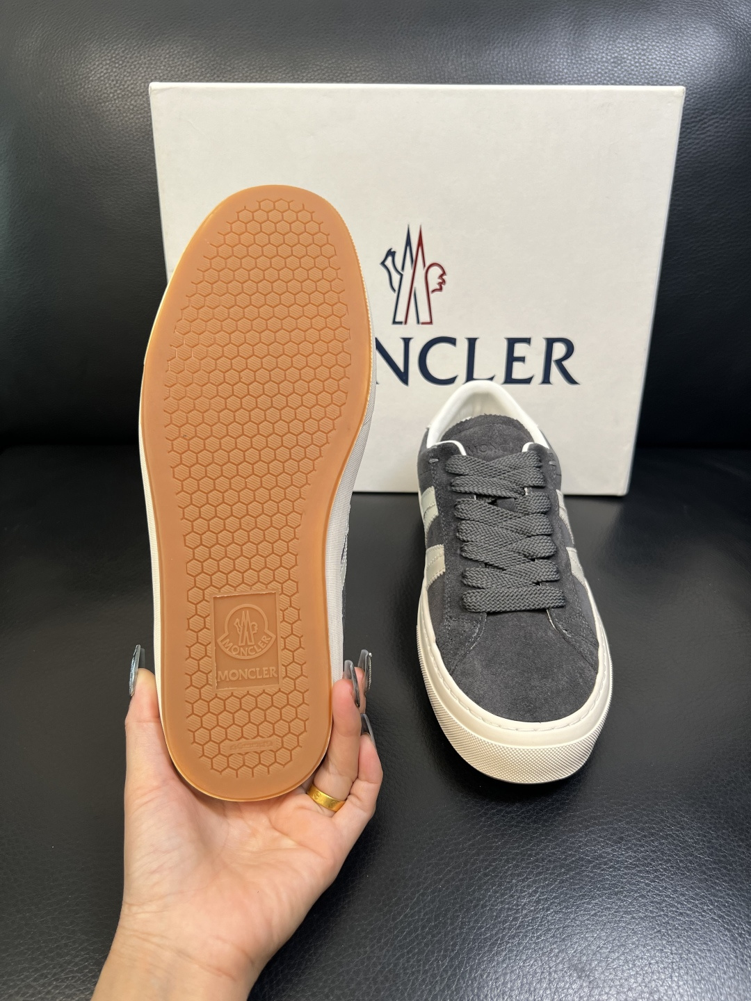 MONCLER 高品质 顶级工艺品 蒙口 新品专柜新款，原厂配置意大利进口牛皮搭配面料，高品质复杂拼接工