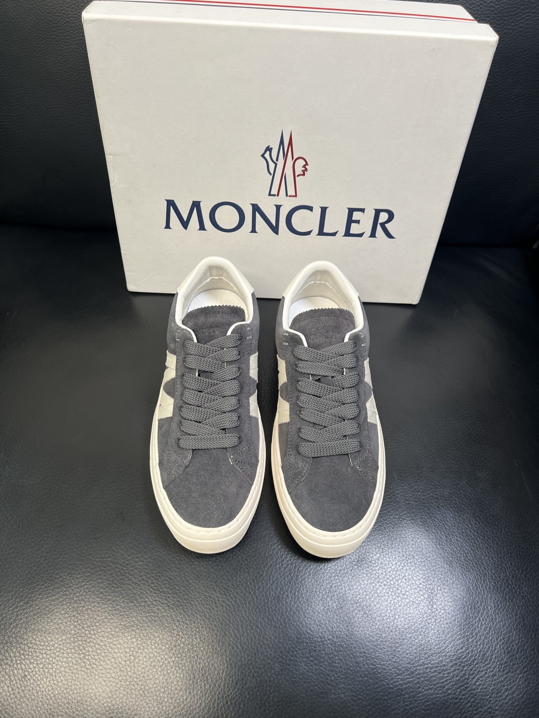 MONCLER 高品质 顶级工艺品 蒙口 新品专柜新款，原厂配置意大利进口牛皮搭配面料，高品质复杂拼接工