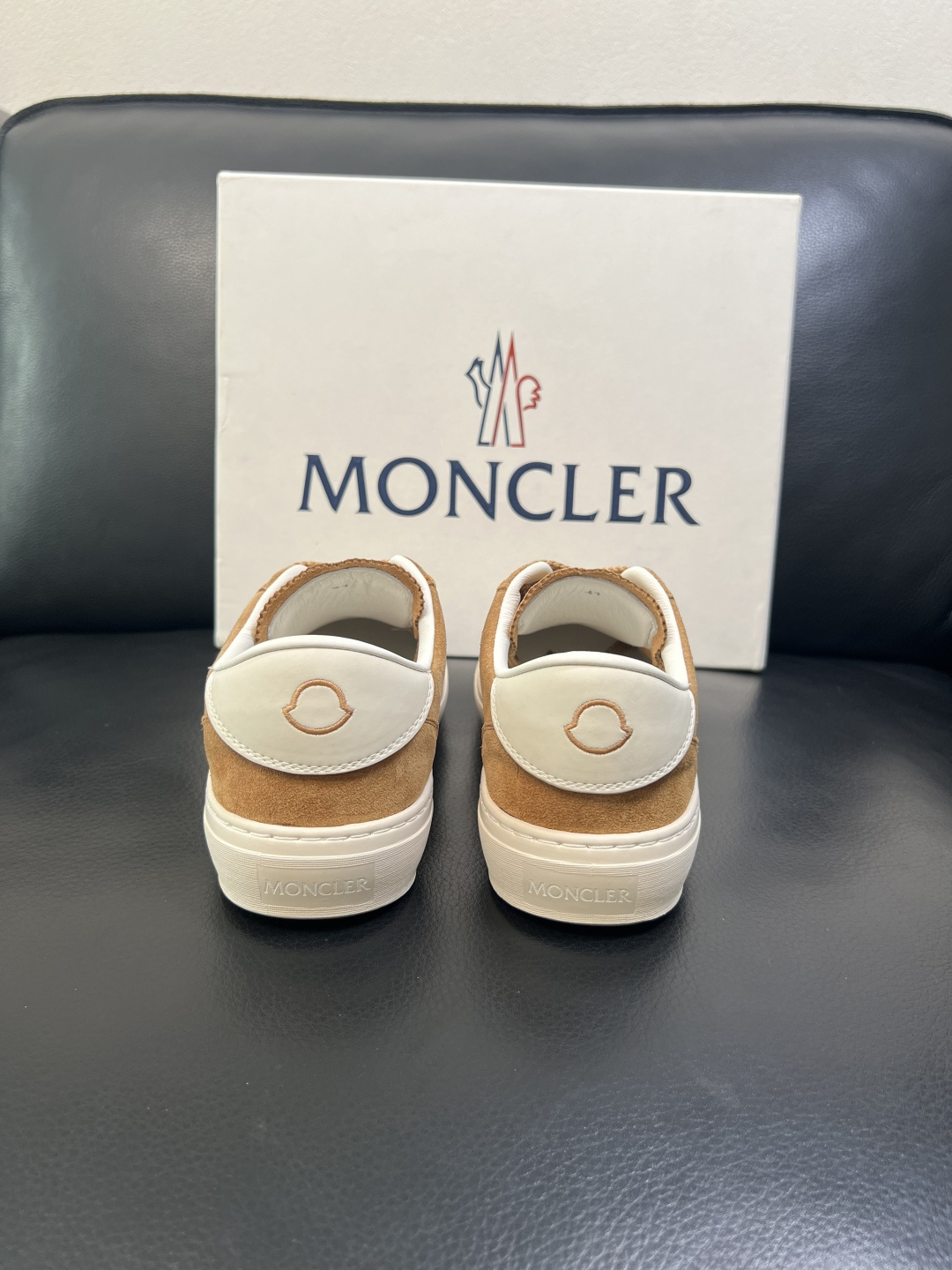 MONCLER 高品质 顶级工艺品 蒙口 新品专柜新款，原厂配置意大利进口牛皮搭配面料，高品质复杂拼接工