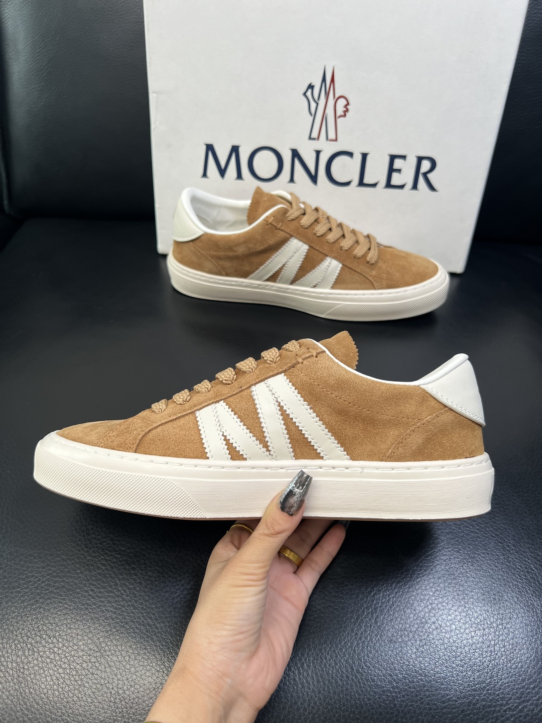 MONCLER 高品质 顶级工艺品 蒙口 新品专柜新款，原厂配置意大利进口牛皮搭配面料，高品质复杂拼接工