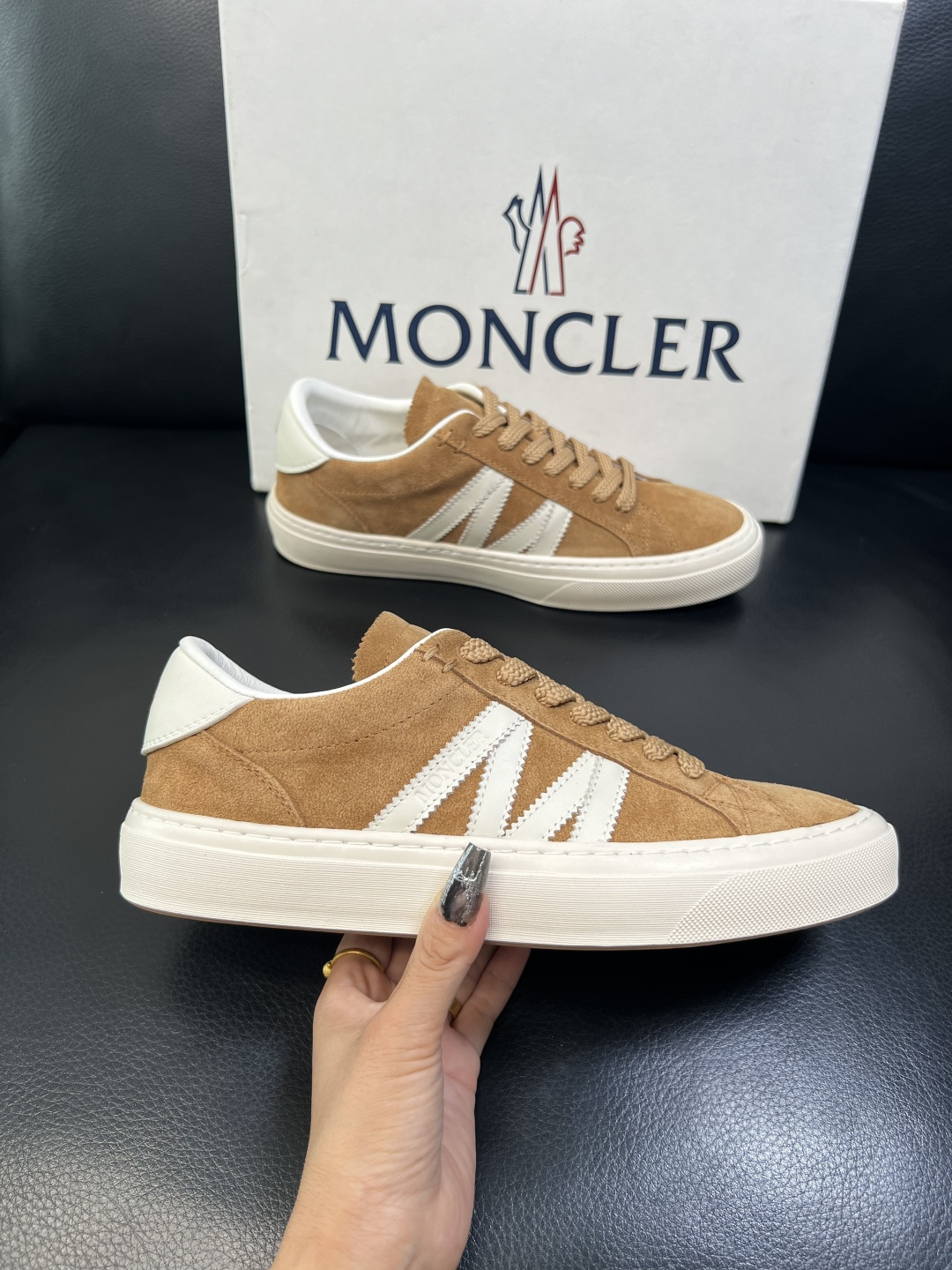 MONCLER 高品质 顶级工艺品 蒙口 新品专柜新款，原厂配置意大利进口牛皮搭配面料，高品质复杂拼接工