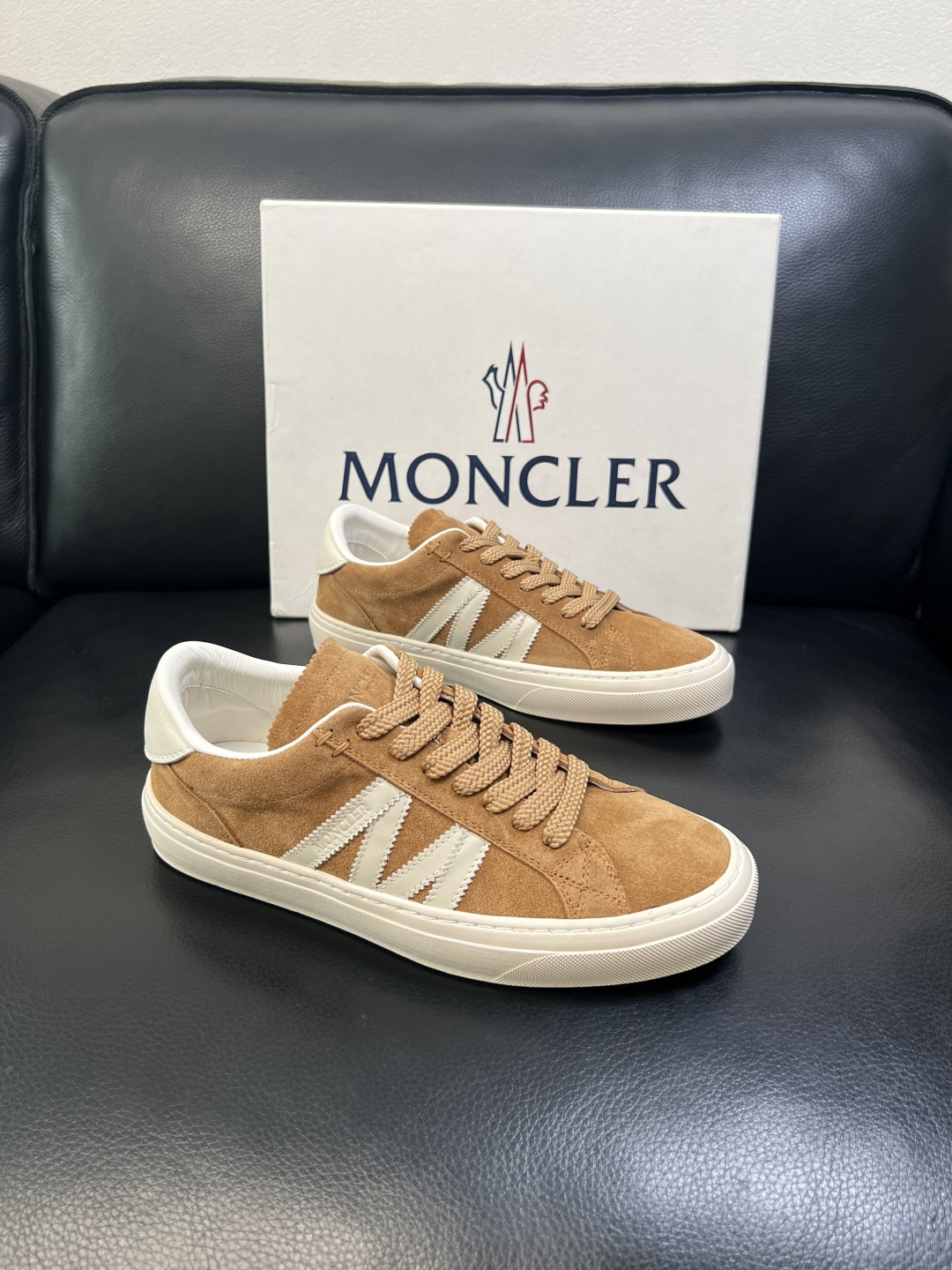 MONCLER 高品质 顶级工艺品 蒙口 新品专柜新款，原厂配置意大利进口牛皮搭配面料，高品质复杂拼接工