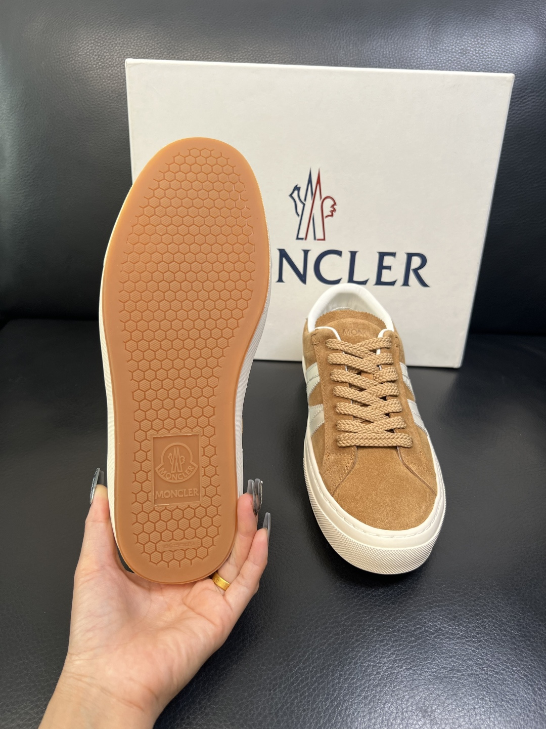 MONCLER 高品质 顶级工艺品 蒙口 新品专柜新款，原厂配置意大利进口牛皮搭配面料，高品质复杂拼接工