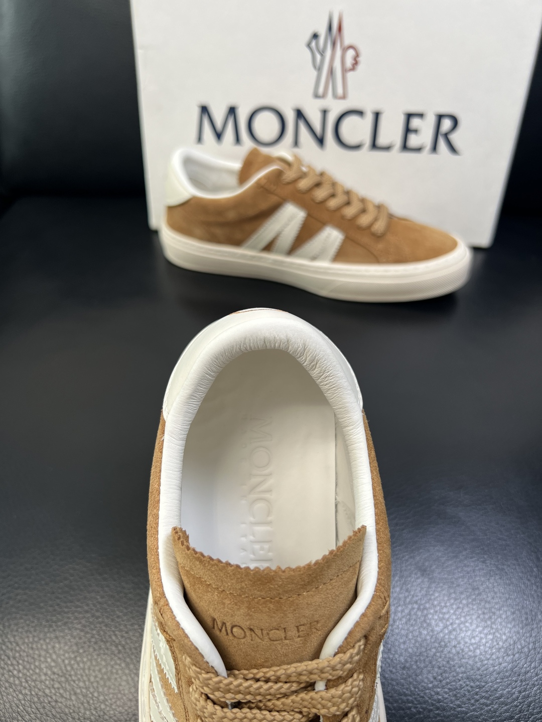 MONCLER 高品质 顶级工艺品 蒙口 新品专柜新款，原厂配置意大利进口牛皮搭配面料，高品质复杂拼接工