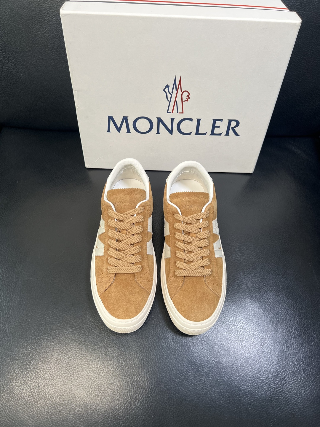 MONCLER 高品质 顶级工艺品 蒙口 新品专柜新款，原厂配置意大利进口牛皮搭配面料，高品质复杂拼接工
