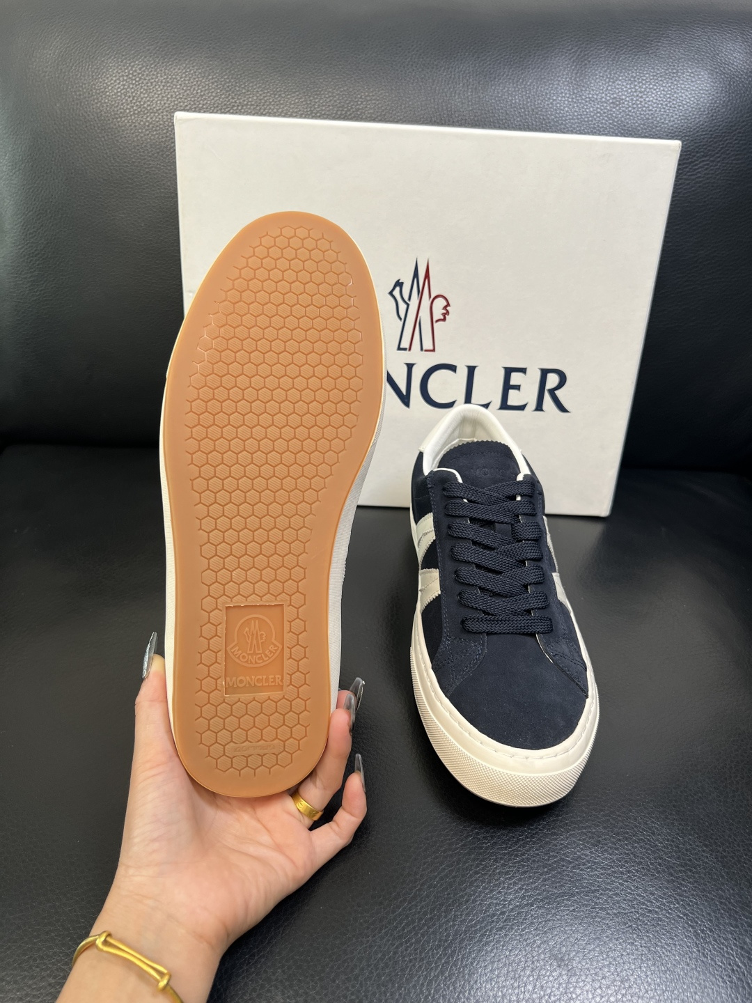 MONCLER 高品质 顶级工艺品 蒙口 新品专柜新款，原厂配置意大利进口牛皮搭配面料，高品质复杂拼接工