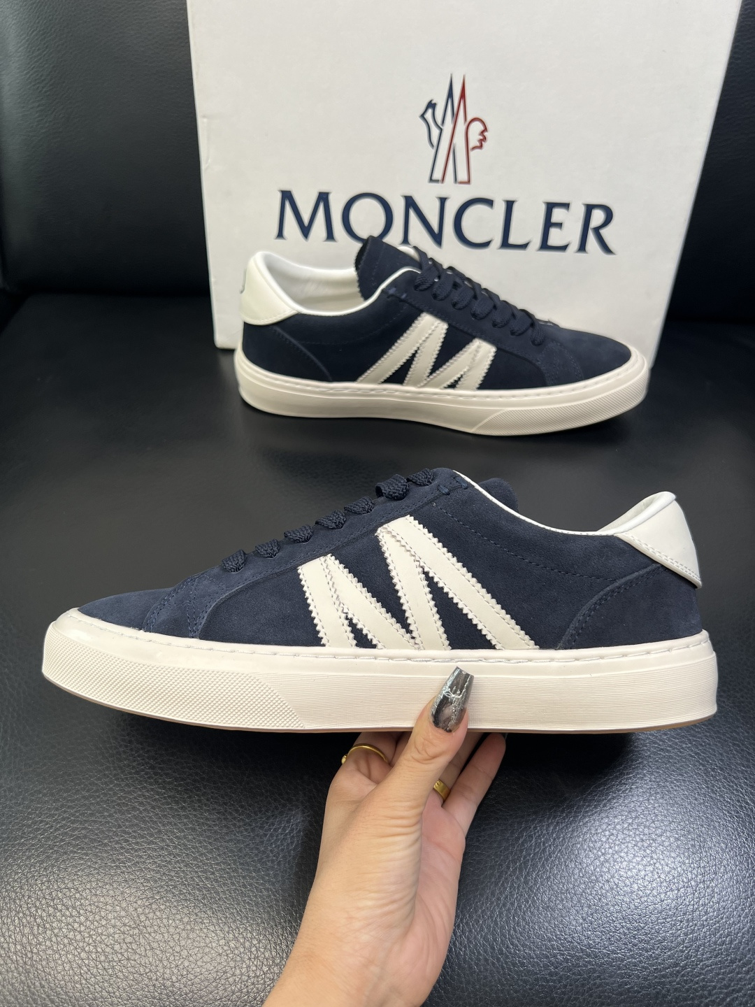 MONCLER 高品质 顶级工艺品 蒙口 新品专柜新款，原厂配置意大利进口牛皮搭配面料，高品质复杂拼接工