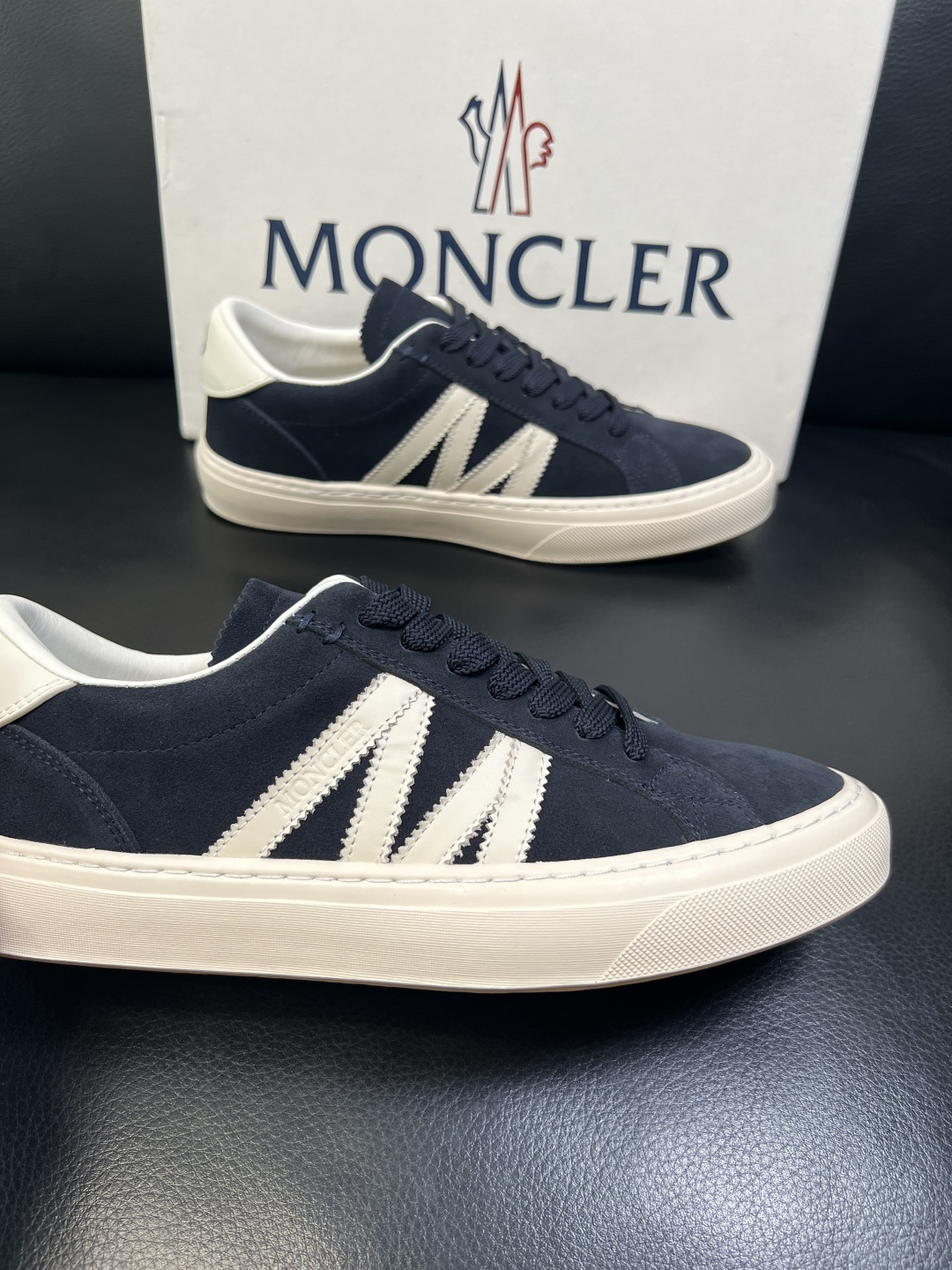 MONCLER 高品质 顶级工艺品 蒙口 新品专柜新款，原厂配置意大利进口牛皮搭配面料，高品质复杂拼接工