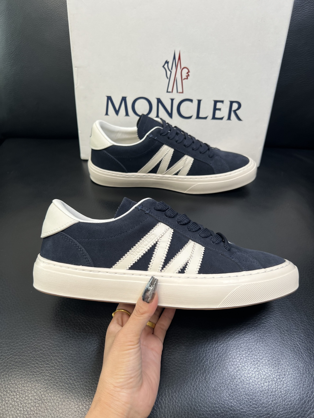 MONCLER 高品质 顶级工艺品 蒙口 新品专柜新款，原厂配置意大利进口牛皮搭配面料，高品质复杂拼接工