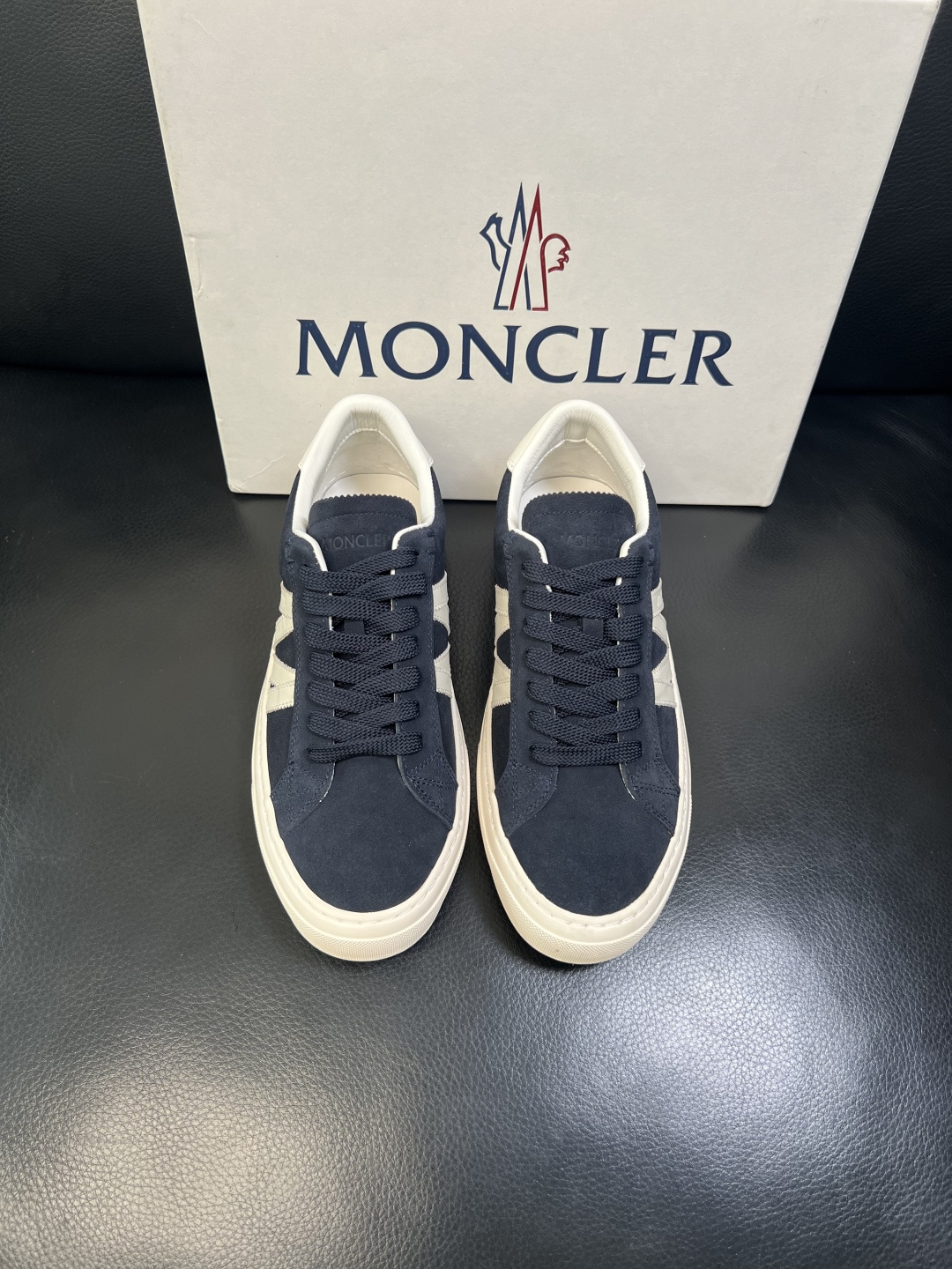 MONCLER 高品质 顶级工艺品 蒙口 新品专柜新款，原厂配置意大利进口牛皮搭配面料，高品质复杂拼接工