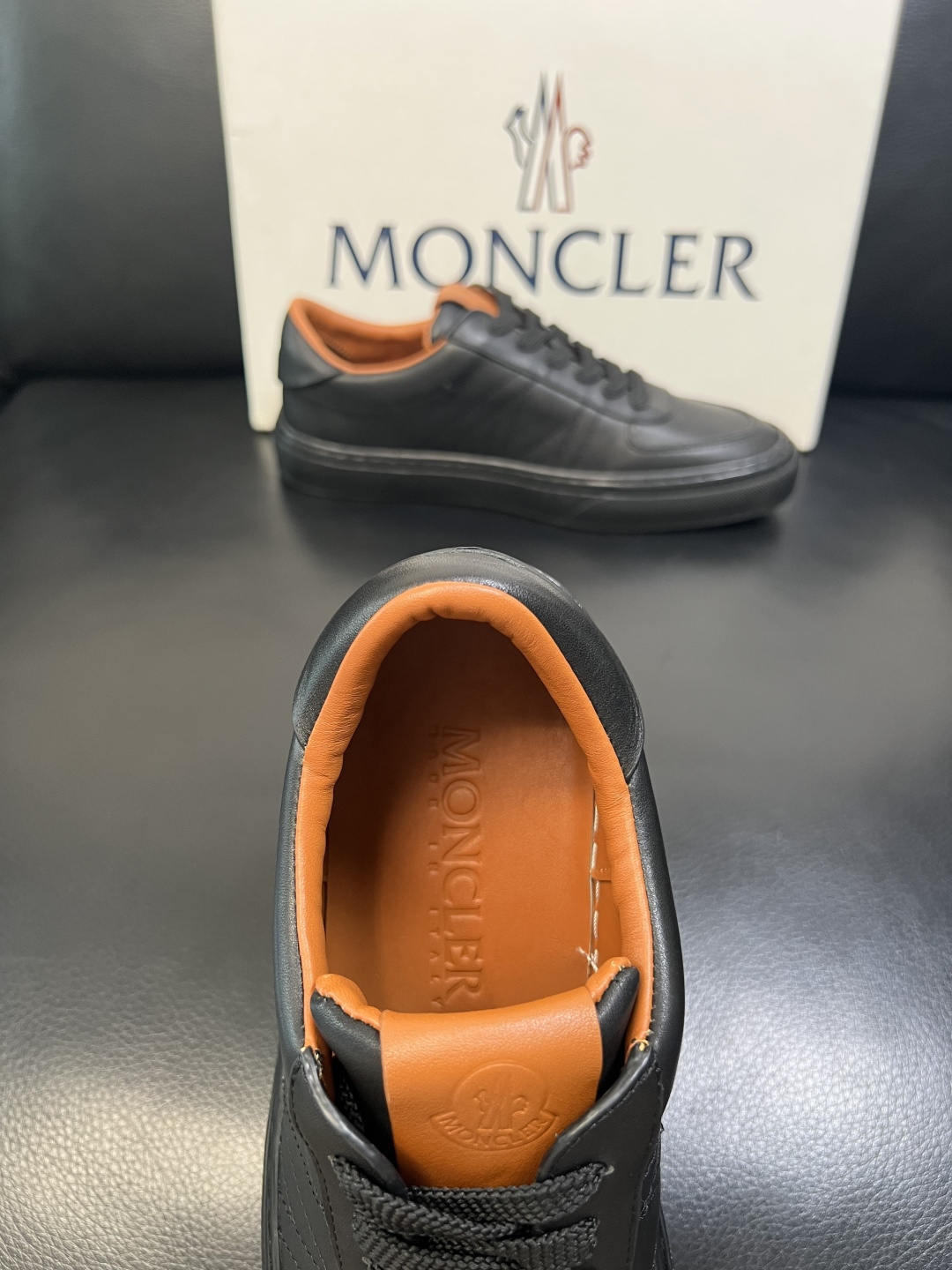 MONCLER 高品质 顶级工艺品 蒙口 新品专柜新款，原厂配置意大利进口牛皮搭配面料，高品质复杂拼接工