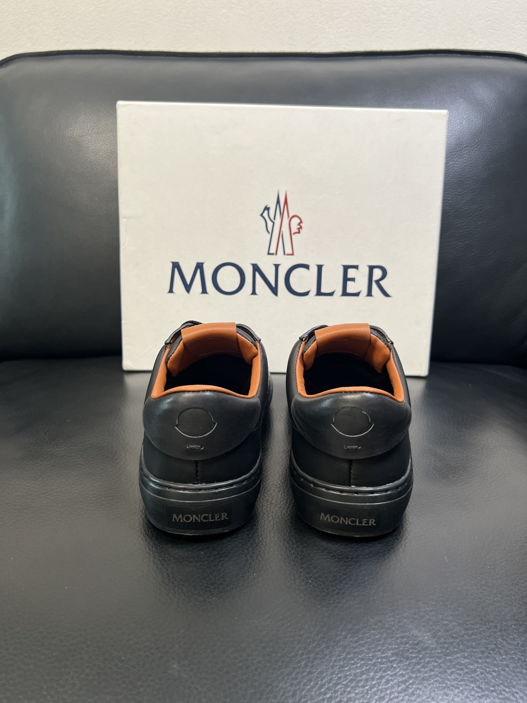 MONCLER 高品质 顶级工艺品 蒙口 新品专柜新款，原厂配置意大利进口牛皮搭配面料，高品质复杂拼接工