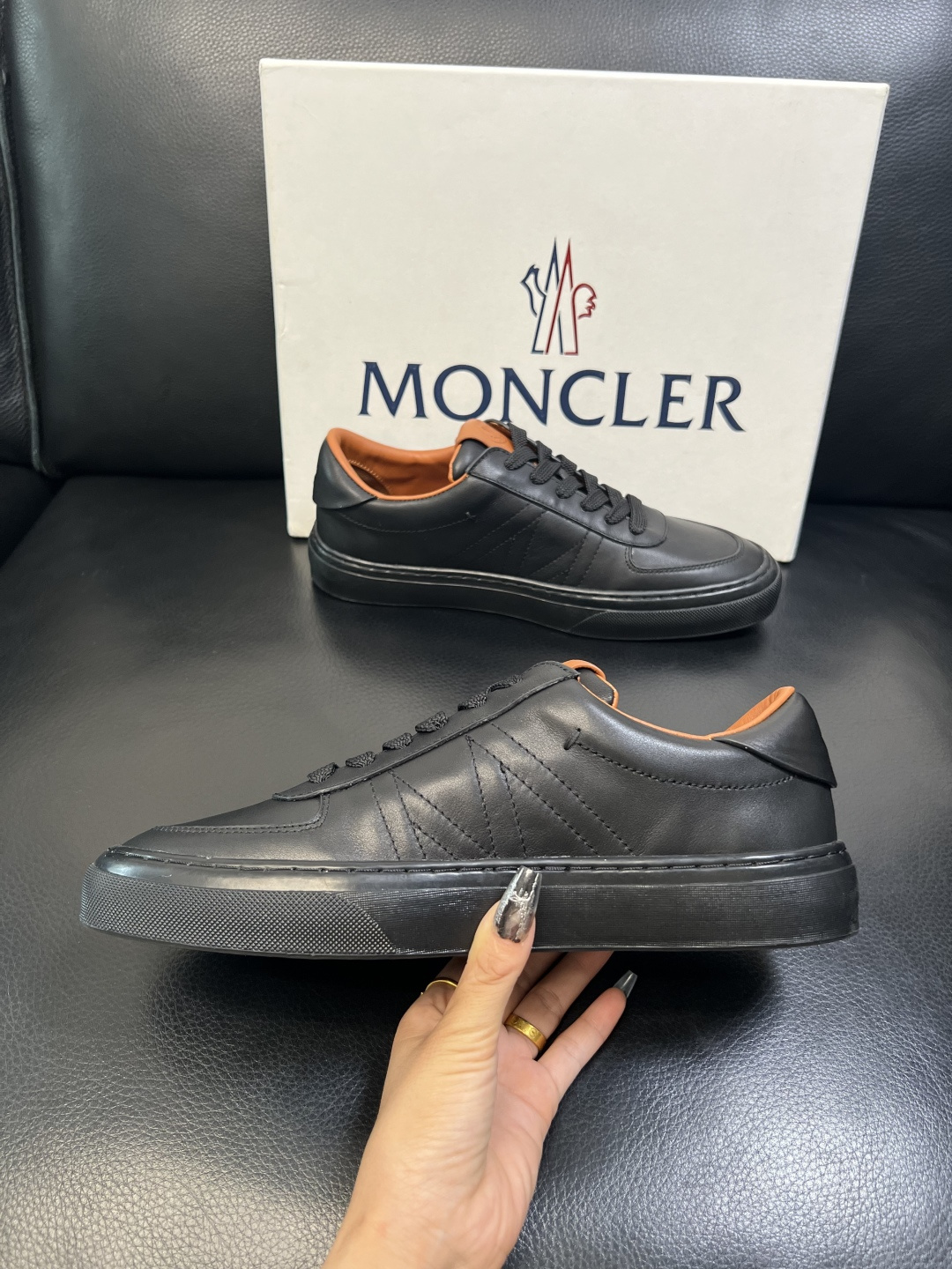 MONCLER 高品质 顶级工艺品 蒙口 新品专柜新款，原厂配置意大利进口牛皮搭配面料，高品质复杂拼接工