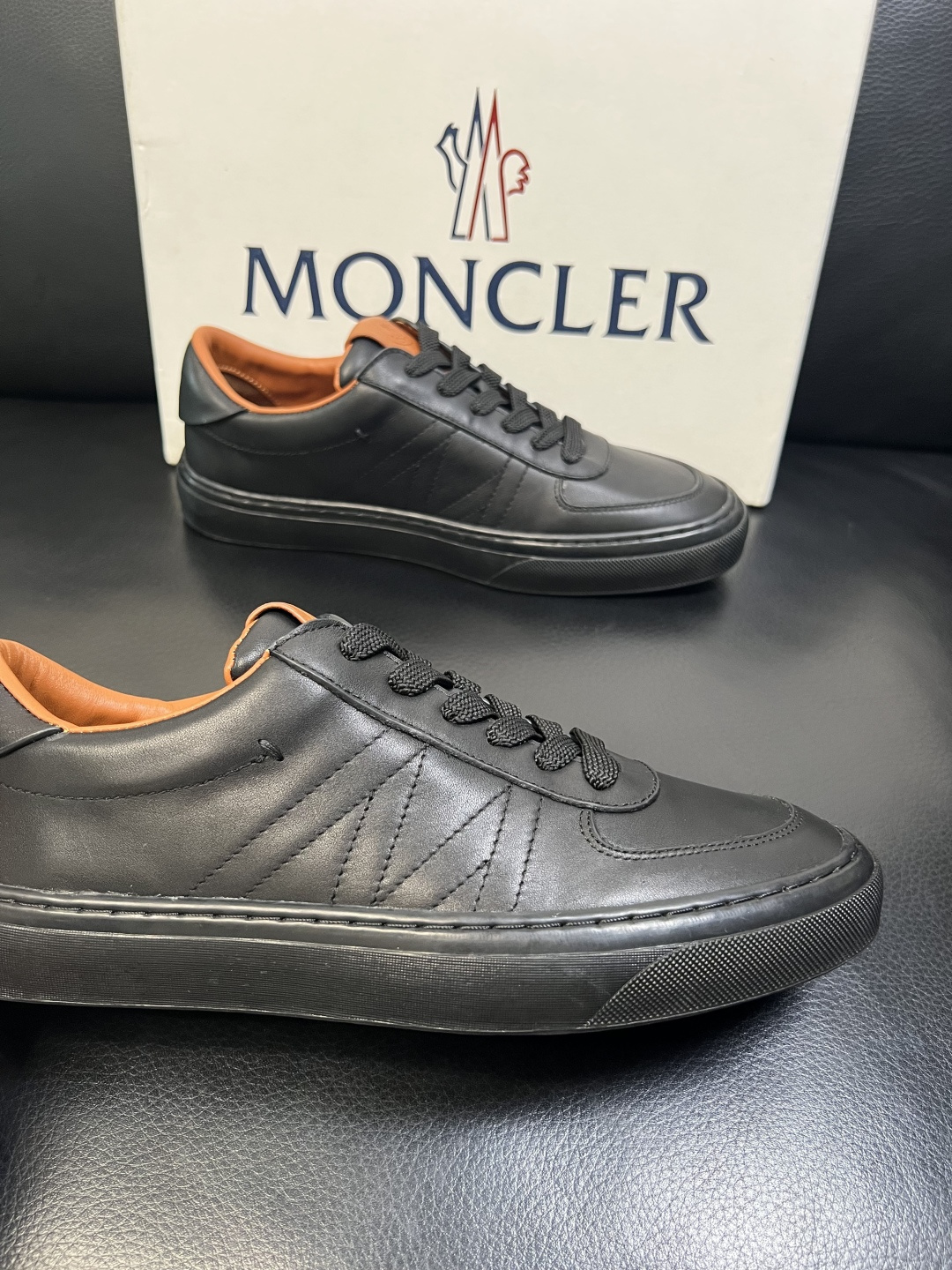 MONCLER 高品质 顶级工艺品 蒙口 新品专柜新款，原厂配置意大利进口牛皮搭配面料，高品质复杂拼接工