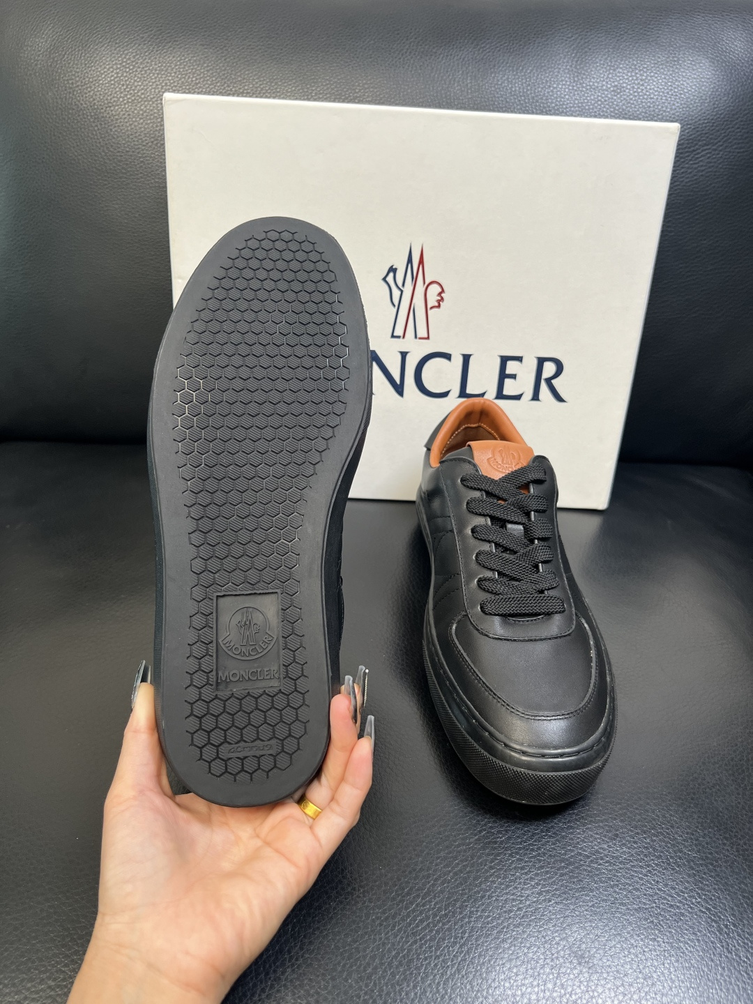 MONCLER 高品质 顶级工艺品 蒙口 新品专柜新款，原厂配置意大利进口牛皮搭配面料，高品质复杂拼接工