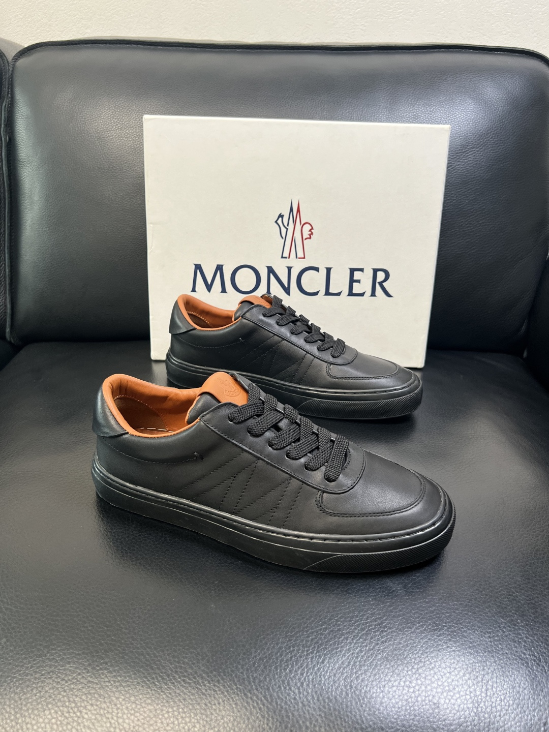 MONCLER 高品质 顶级工艺品 蒙口 新品专柜新款，原厂配置意大利进口牛皮搭配面料，高品质复杂拼接工