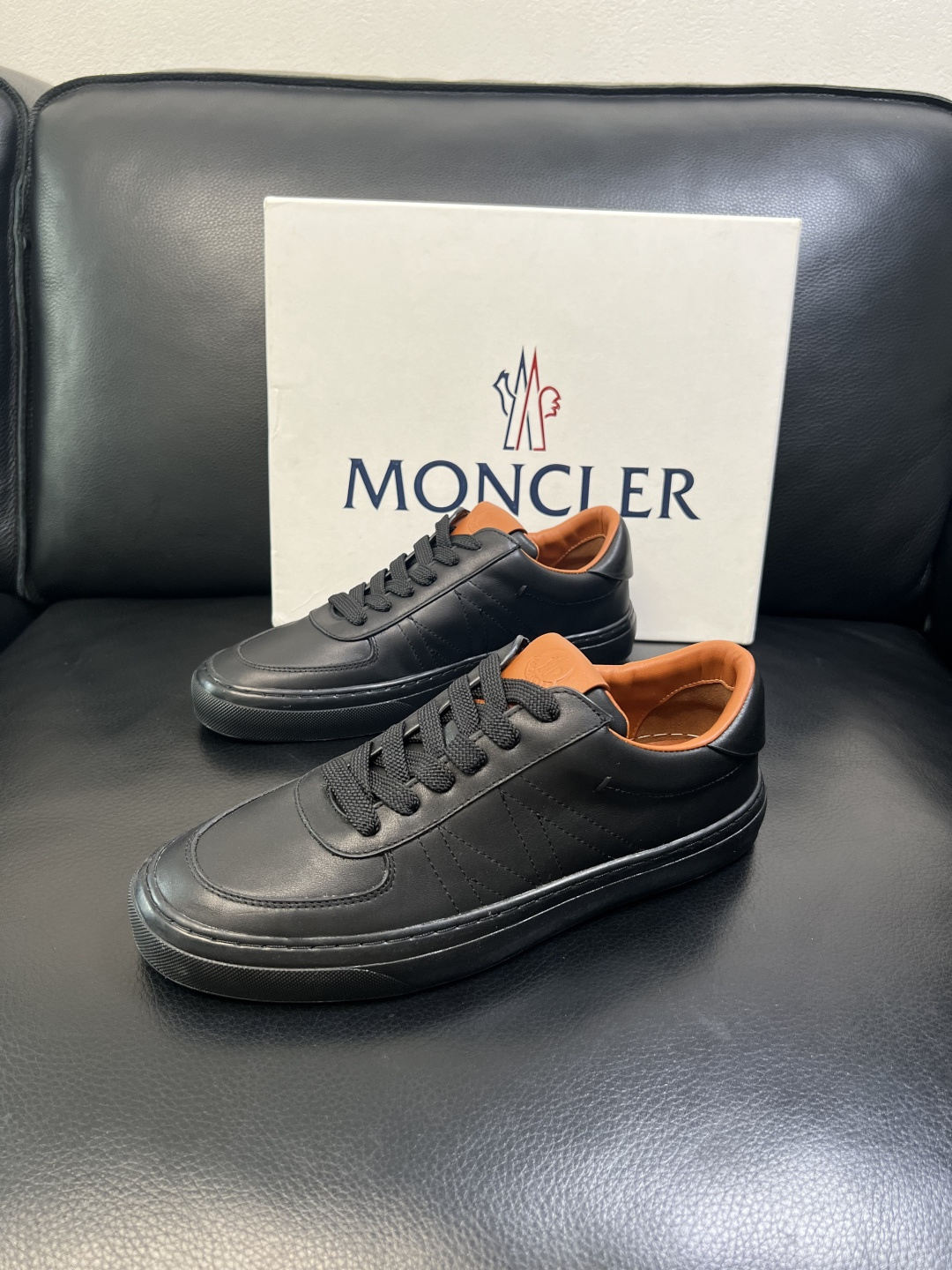 MONCLER 高品质 顶级工艺品 蒙口 新品专柜新款，原厂配置意大利进口牛皮搭配面料，高品质复杂拼接工