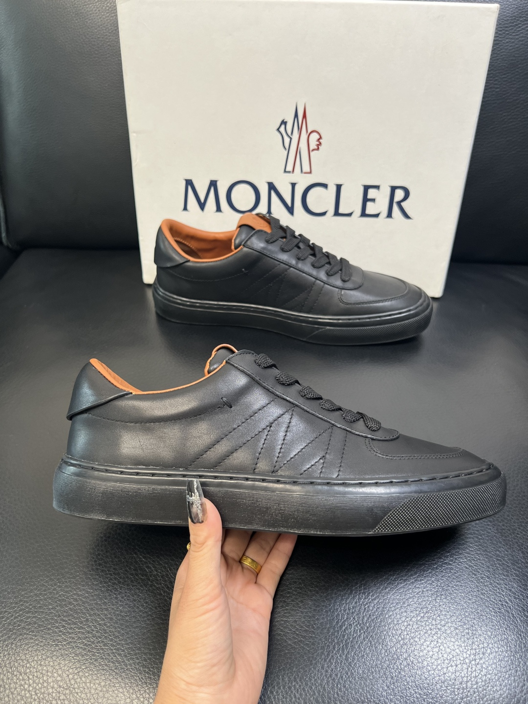 MONCLER 高品质 顶级工艺品 蒙口 新品专柜新款，原厂配置意大利进口牛皮搭配面料，高品质复杂拼接工