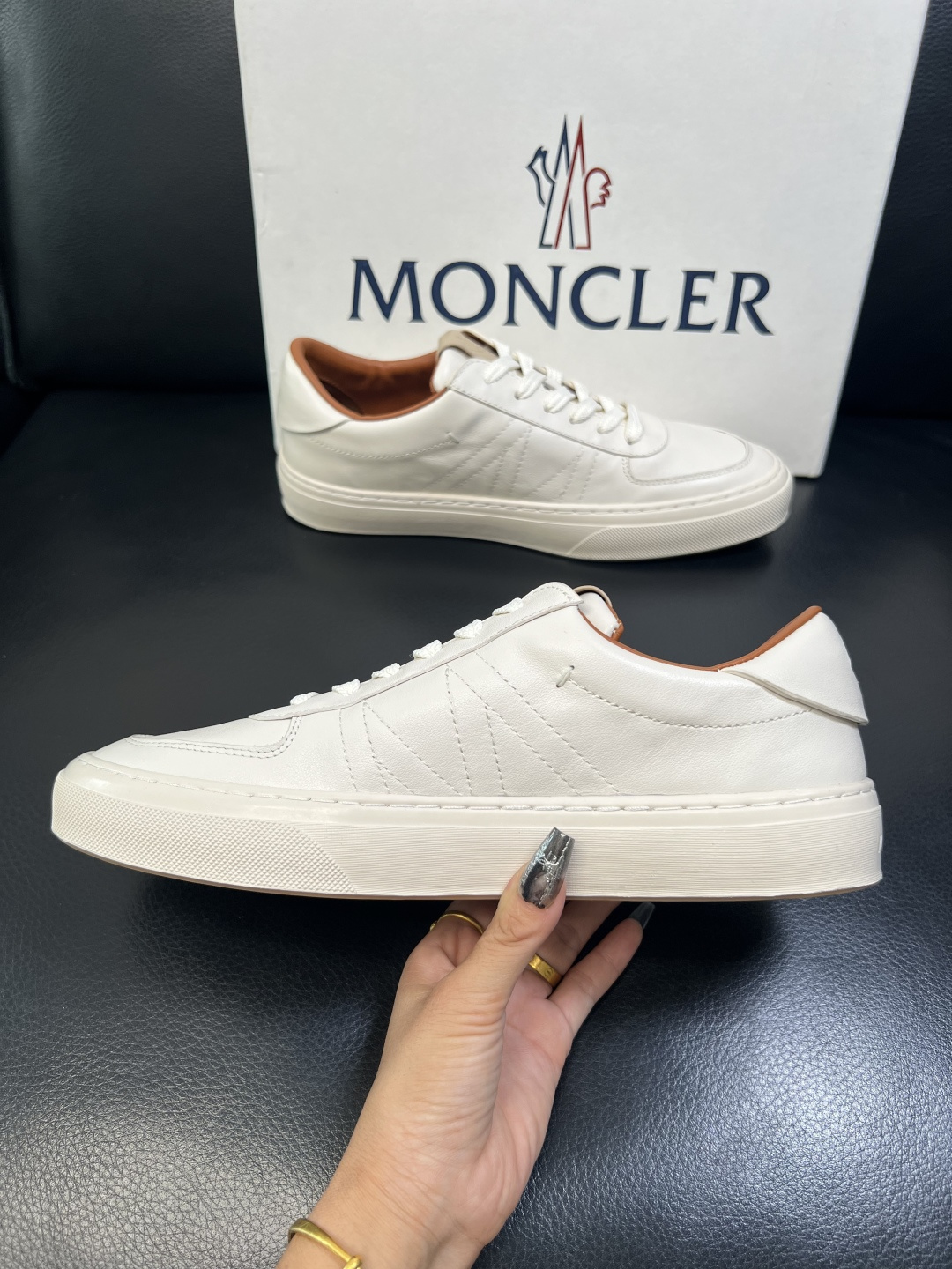 MONCLER 高品质 顶级工艺品 蒙口 新品专柜新款，原厂配置意大利进口牛皮搭配面料，高品质复杂拼接工