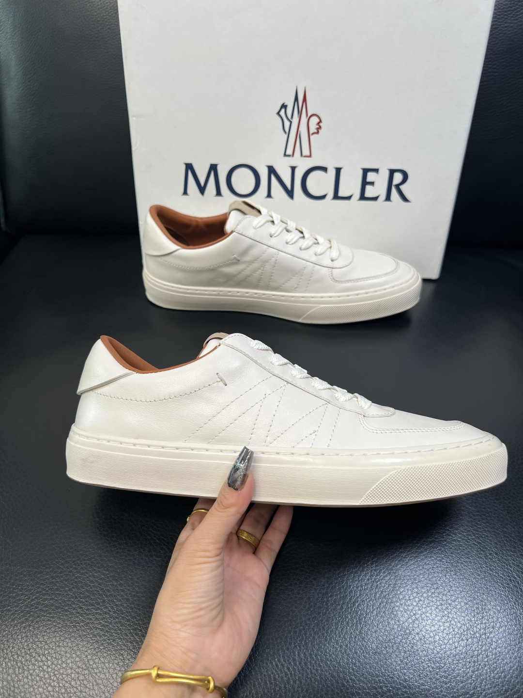 MONCLER 高品质 顶级工艺品 蒙口 新品专柜新款，原厂配置意大利进口牛皮搭配面料，高品质复杂拼接工