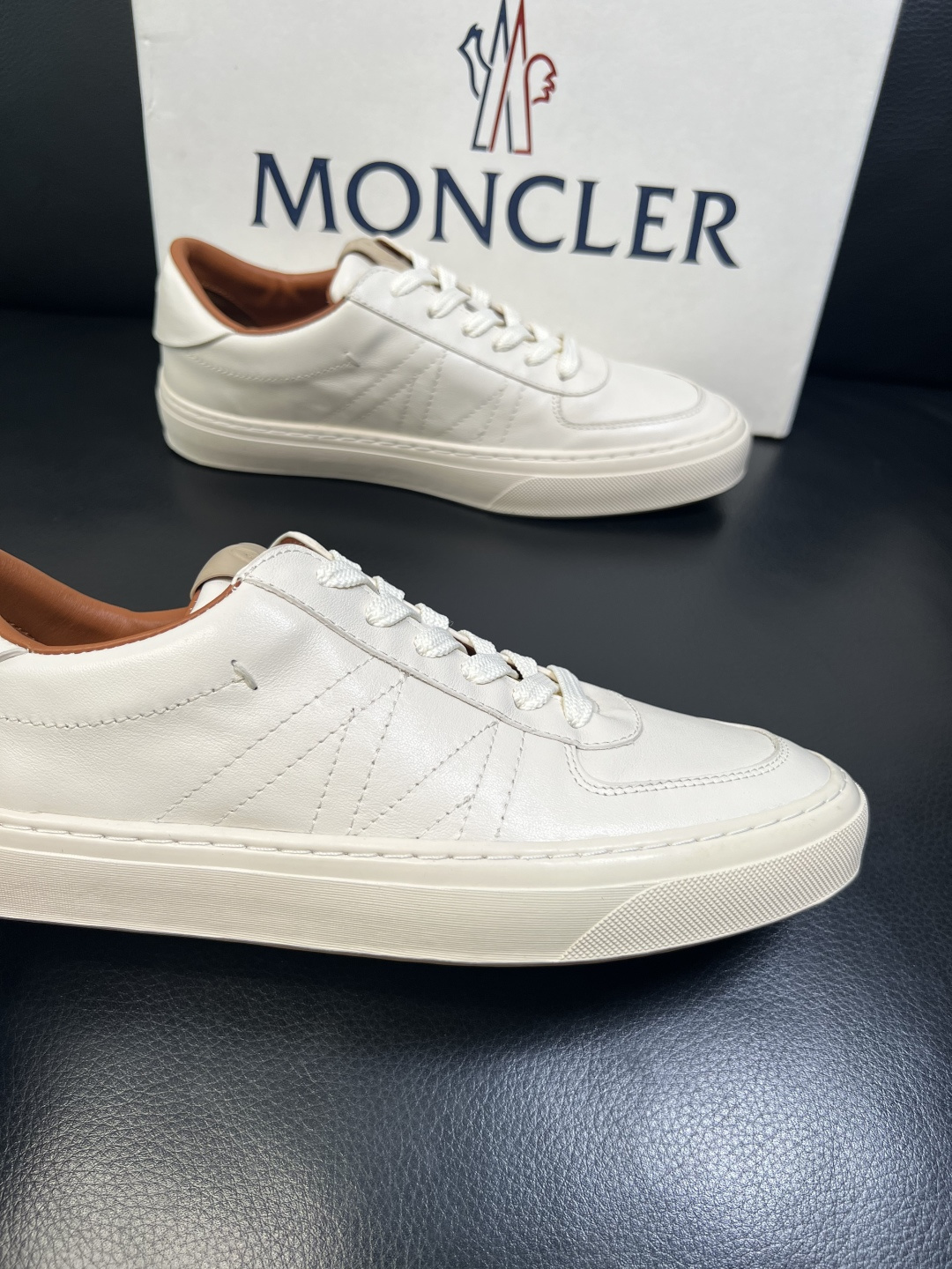 MONCLER 高品质 顶级工艺品 蒙口 新品专柜新款，原厂配置意大利进口牛皮搭配面料，高品质复杂拼接工