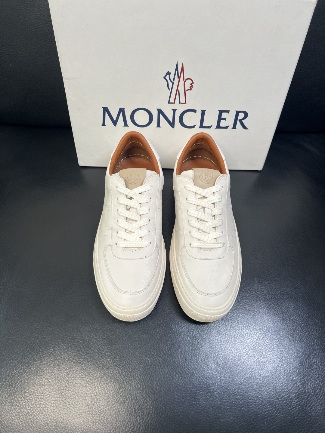 MONCLER 高品质 顶级工艺品 蒙口 新品专柜新款，原厂配置意大利进口牛皮搭配面料，高品质复杂拼接工