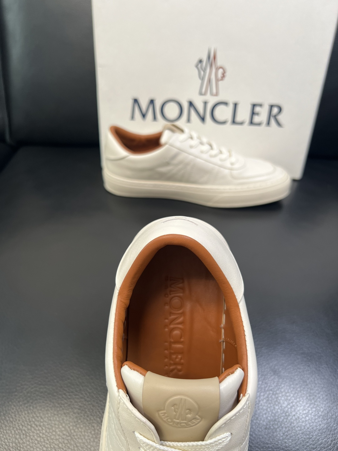MONCLER 高品质 顶级工艺品 蒙口 新品专柜新款，原厂配置意大利进口牛皮搭配面料，高品质复杂拼接工