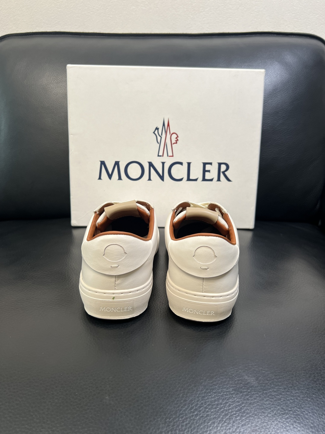 MONCLER 高品质 顶级工艺品 蒙口 新品专柜新款，原厂配置意大利进口牛皮搭配面料，高品质复杂拼接工