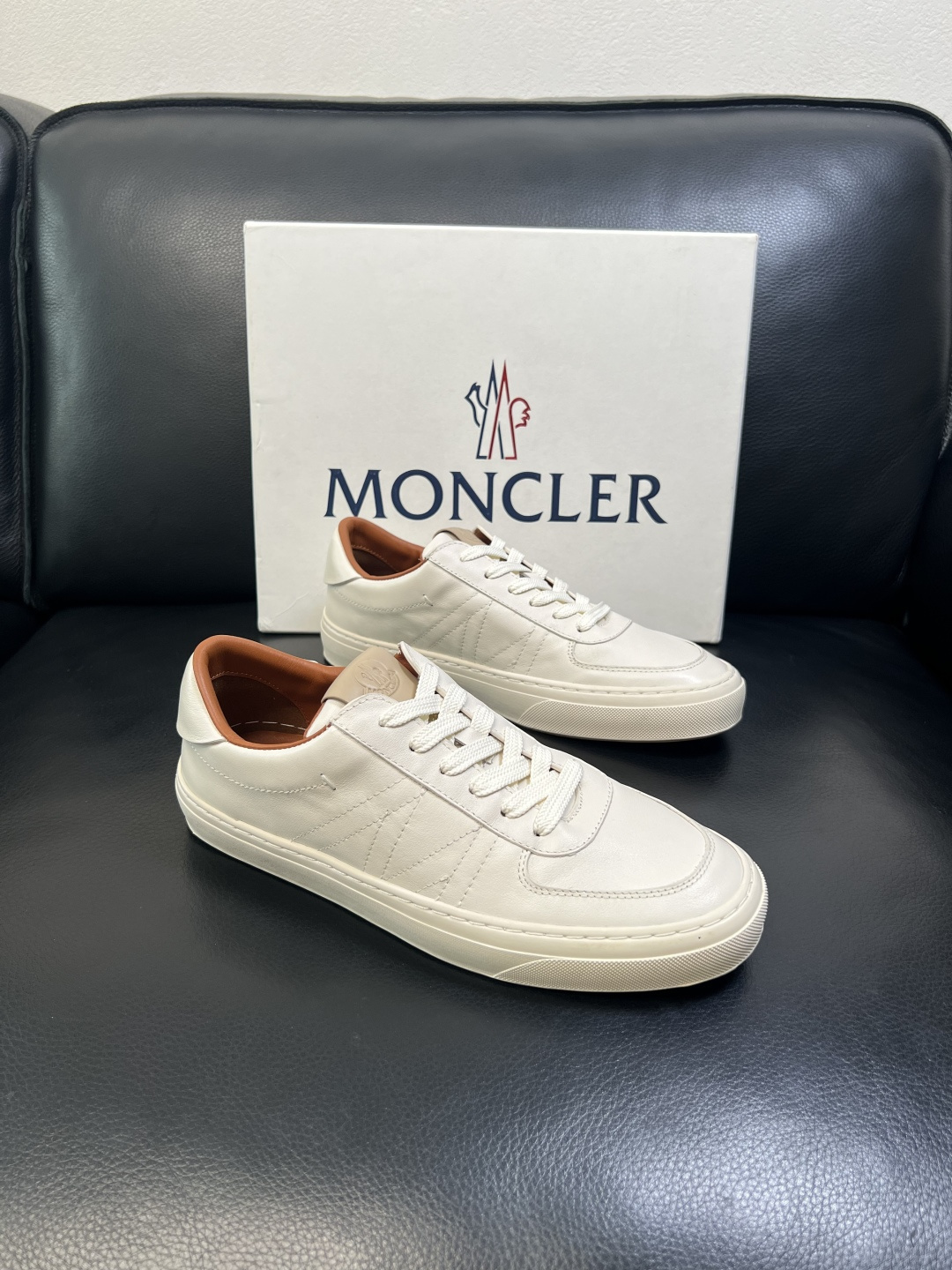 MONCLER 高品质 顶级工艺品 蒙口 新品专柜新款，原厂配置意大利进口牛皮搭配面料，高品质复杂拼接工