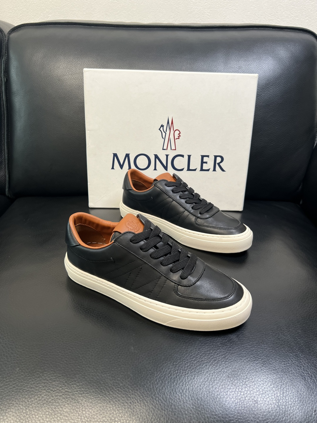 MONCLER 高品质 顶级工艺品 蒙口 新品专柜新款，原厂配置意大利进口牛皮搭配面料，高品质复杂拼接工