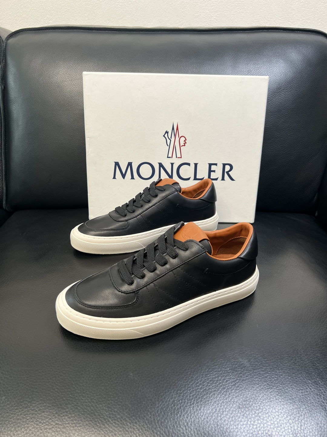 MONCLER 高品质 顶级工艺品 蒙口 新品专柜新款，原厂配置意大利进口牛皮搭配面料，高品质复杂拼接工