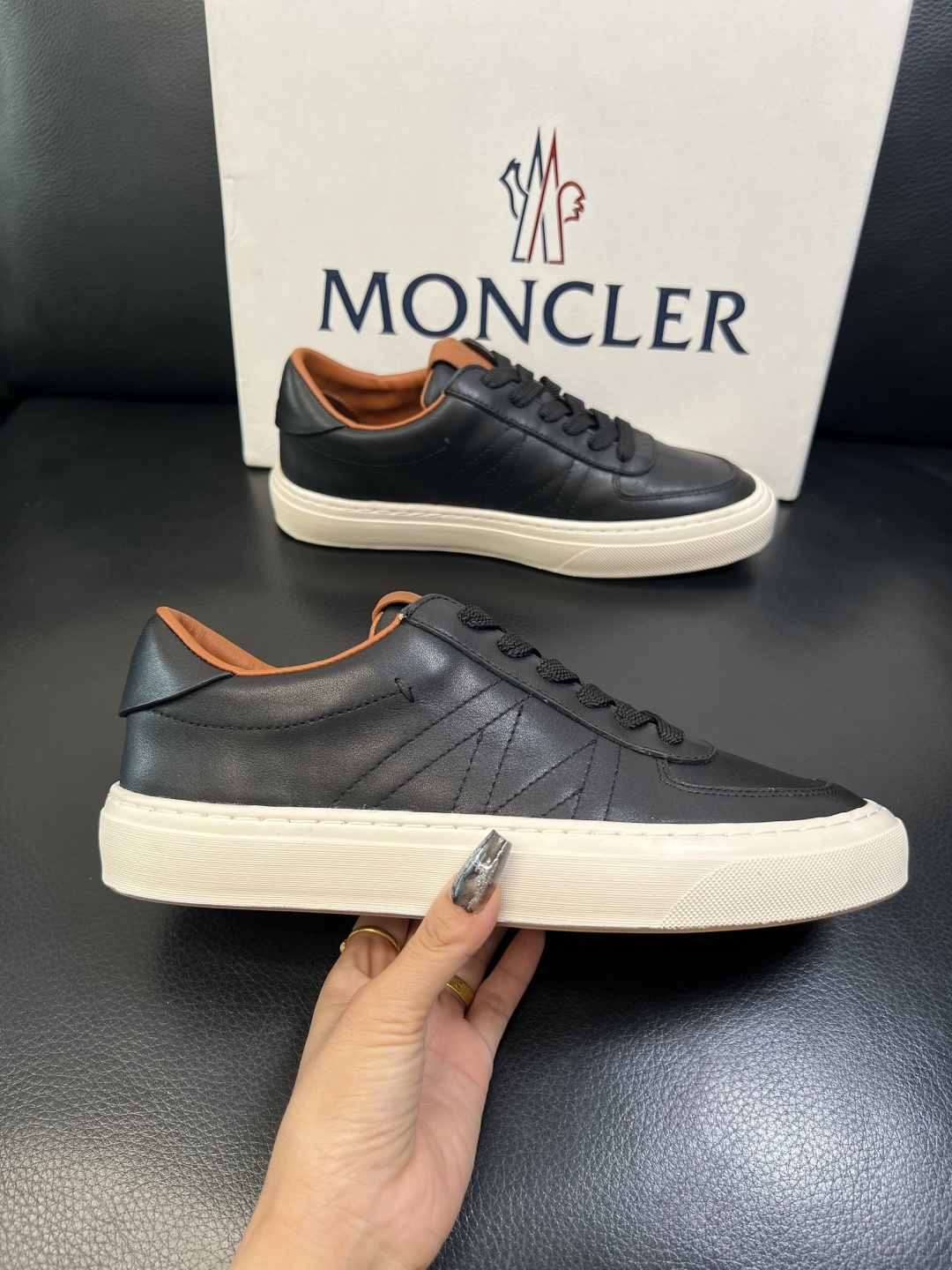 MONCLER 高品质 顶级工艺品 蒙口 新品专柜新款，原厂配置意大利进口牛皮搭配面料，高品质复杂拼接工
