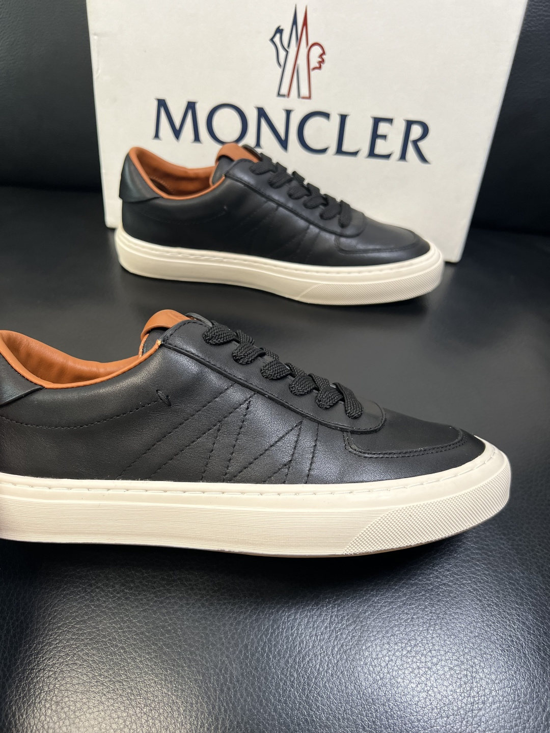 MONCLER 高品质 顶级工艺品 蒙口 新品专柜新款，原厂配置意大利进口牛皮搭配面料，高品质复杂拼接工