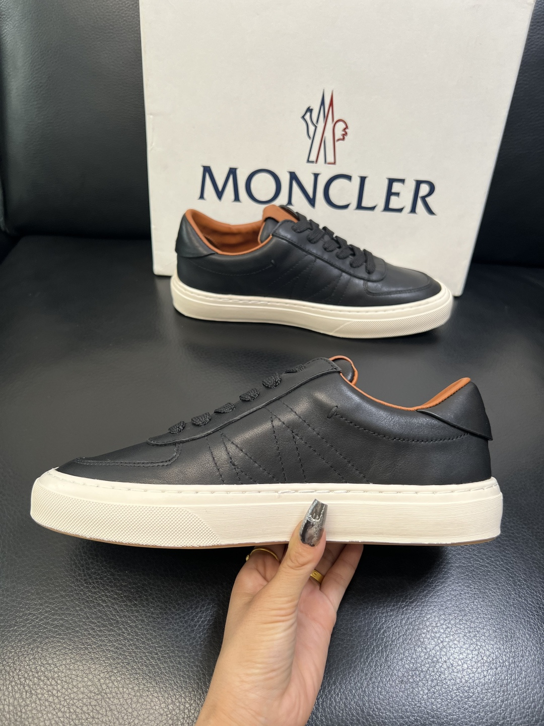 MONCLER 高品质 顶级工艺品 蒙口 新品专柜新款，原厂配置意大利进口牛皮搭配面料，高品质复杂拼接工