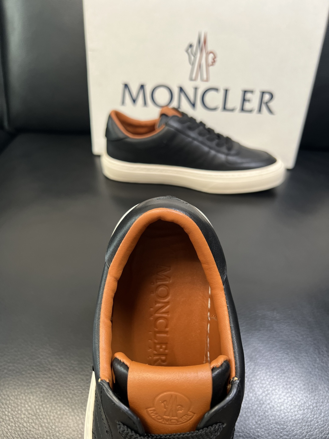 MONCLER 高品质 顶级工艺品 蒙口 新品专柜新款，原厂配置意大利进口牛皮搭配面料，高品质复杂拼接工