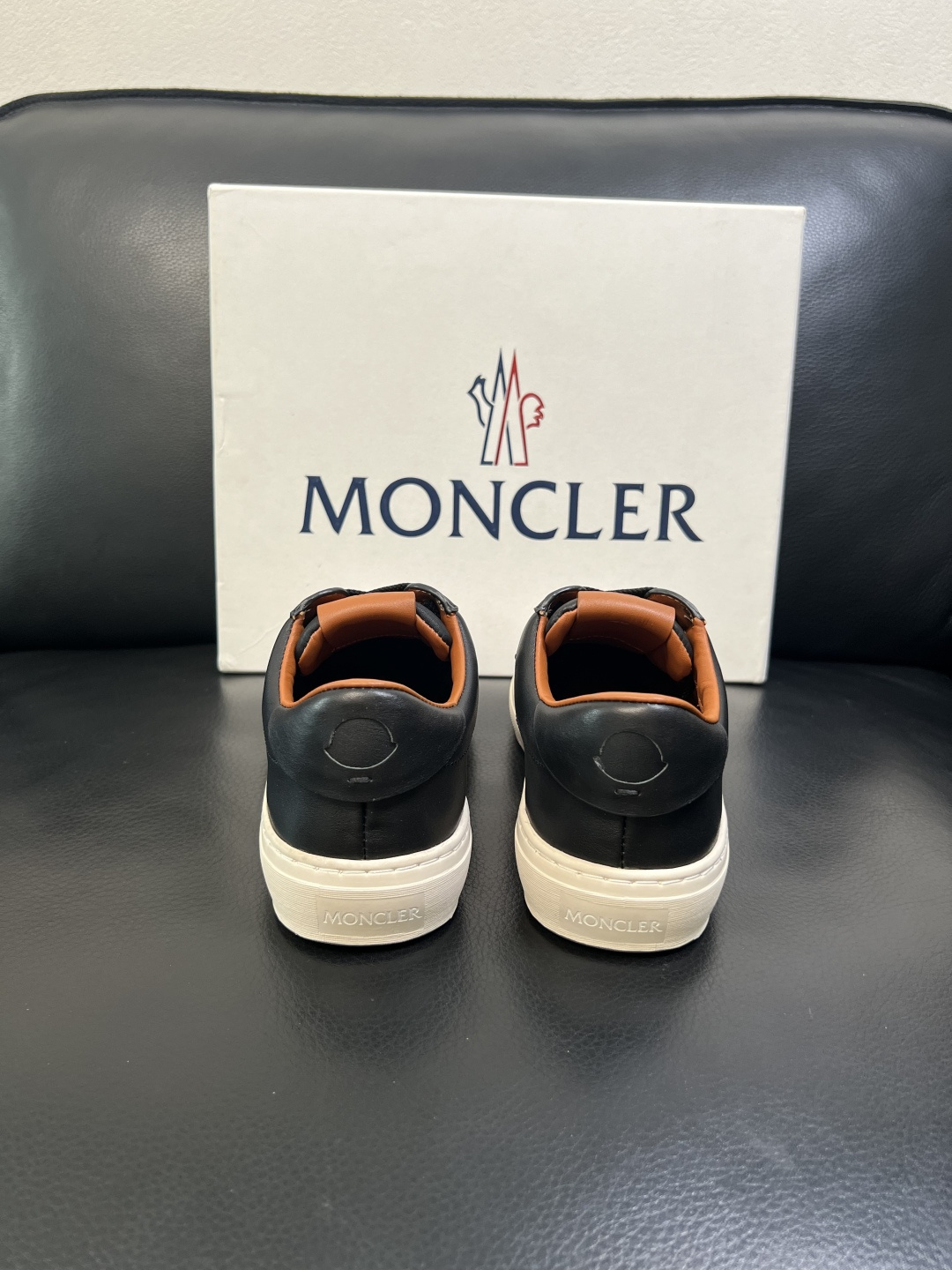 MONCLER 高品质 顶级工艺品 蒙口 新品专柜新款，原厂配置意大利进口牛皮搭配面料，高品质复杂拼接工