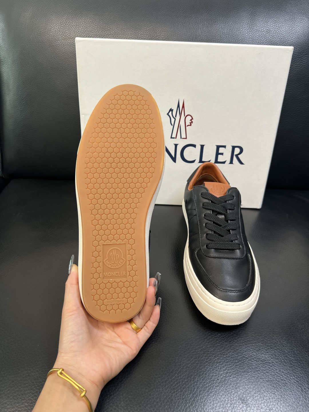 MONCLER 高品质 顶级工艺品 蒙口 新品专柜新款，原厂配置意大利进口牛皮搭配面料，高品质复杂拼接工