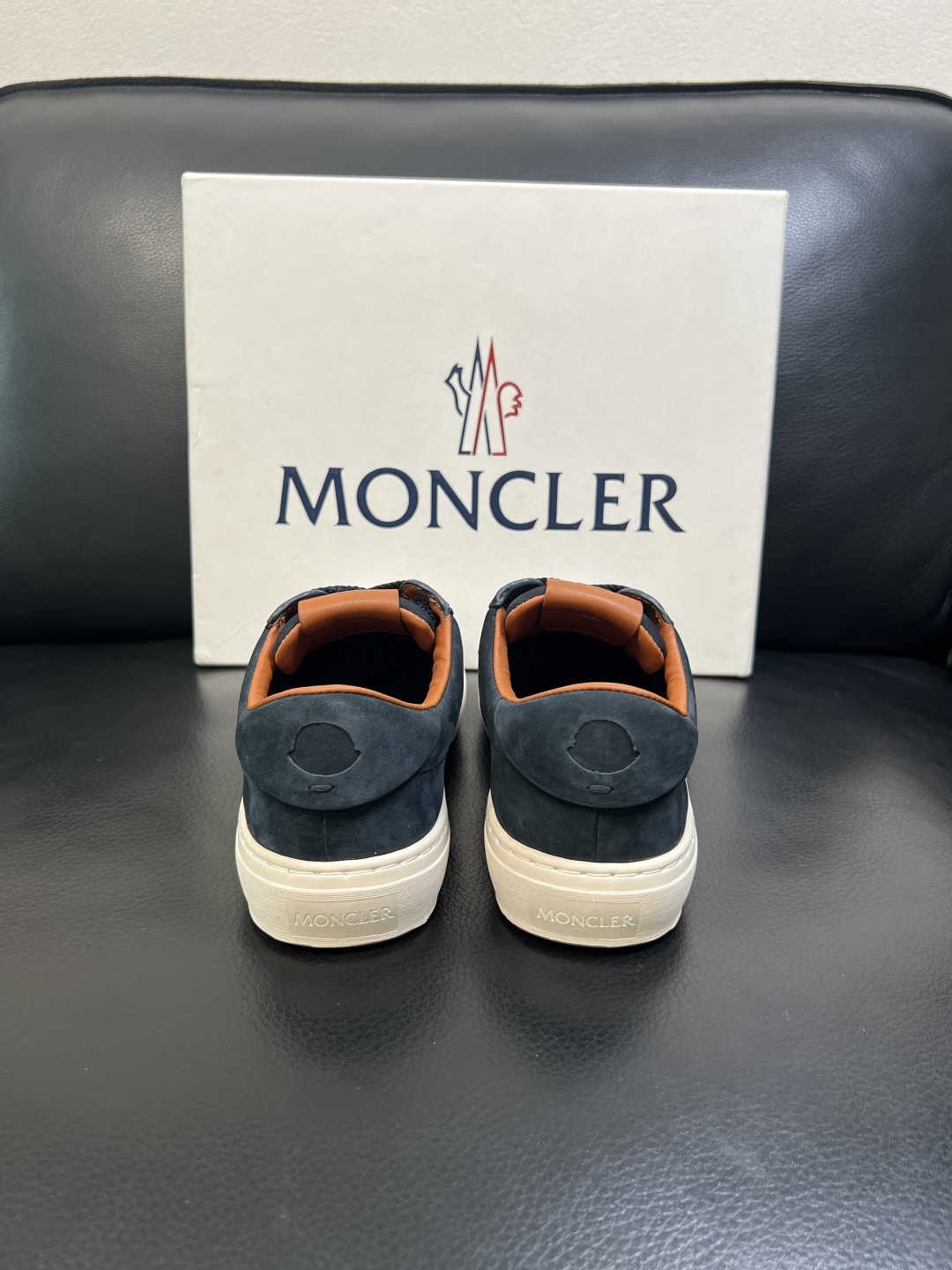 MONCLER 高品质 顶级工艺品 蒙口 新品专柜新款，原厂配置意大利进口牛皮搭配面料，高品质复杂拼接工