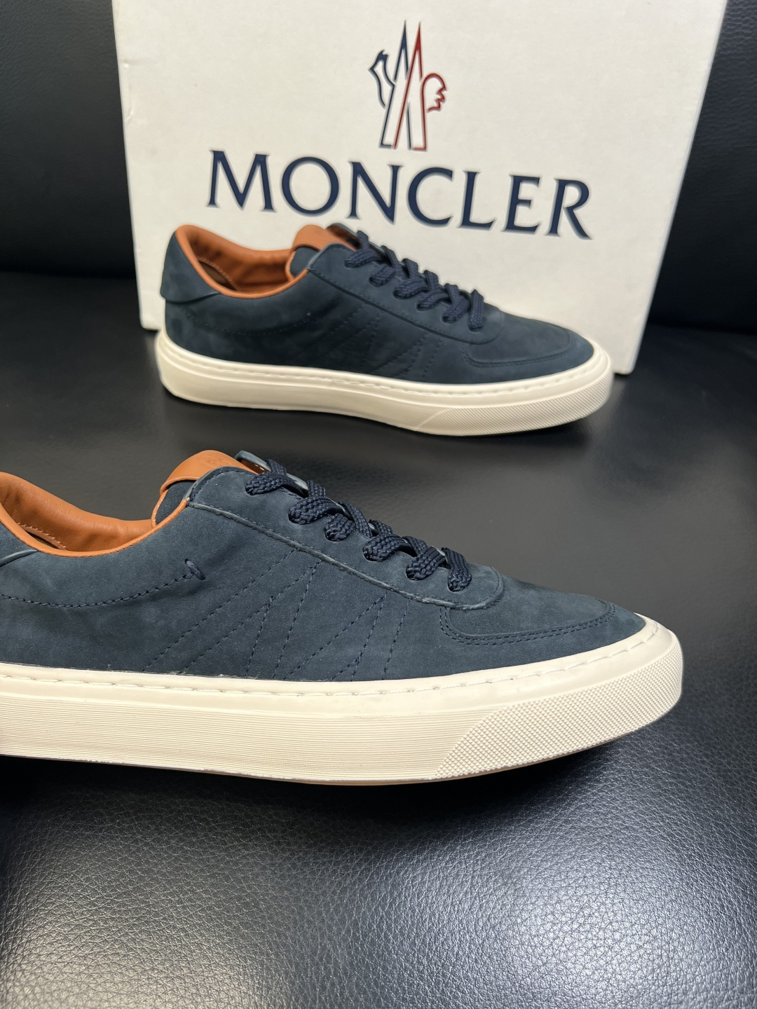 MONCLER 高品质 顶级工艺品 蒙口 新品专柜新款，原厂配置意大利进口牛皮搭配面料，高品质复杂拼接工