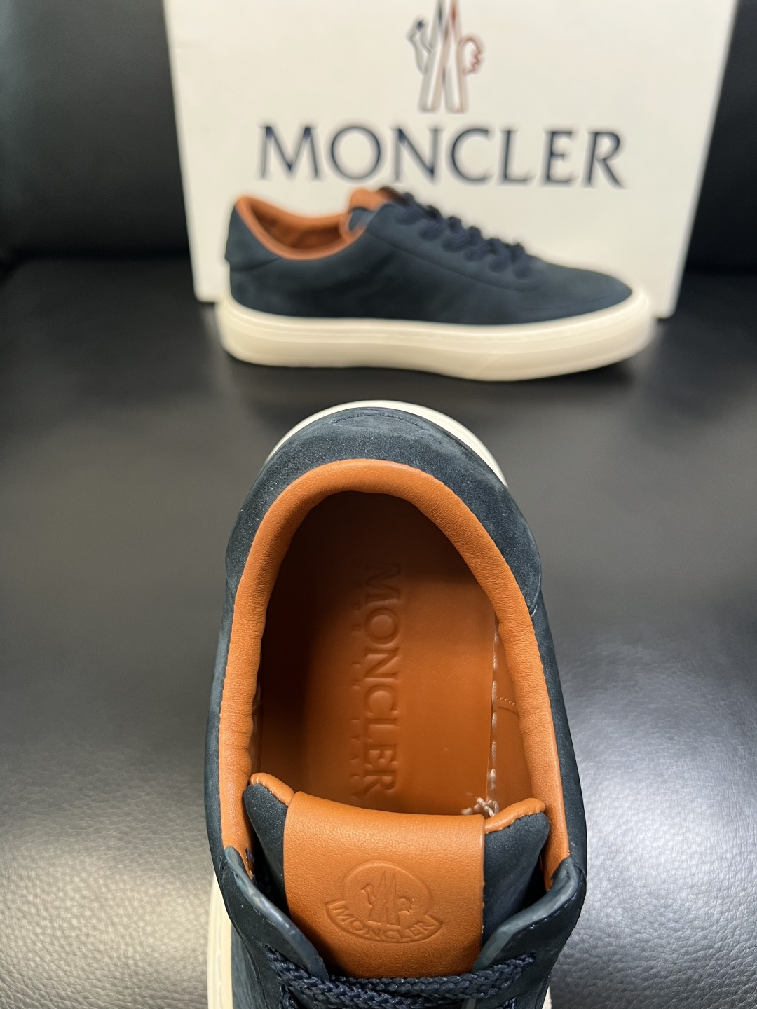 MONCLER 高品质 顶级工艺品 蒙口 新品专柜新款，原厂配置意大利进口牛皮搭配面料，高品质复杂拼接工