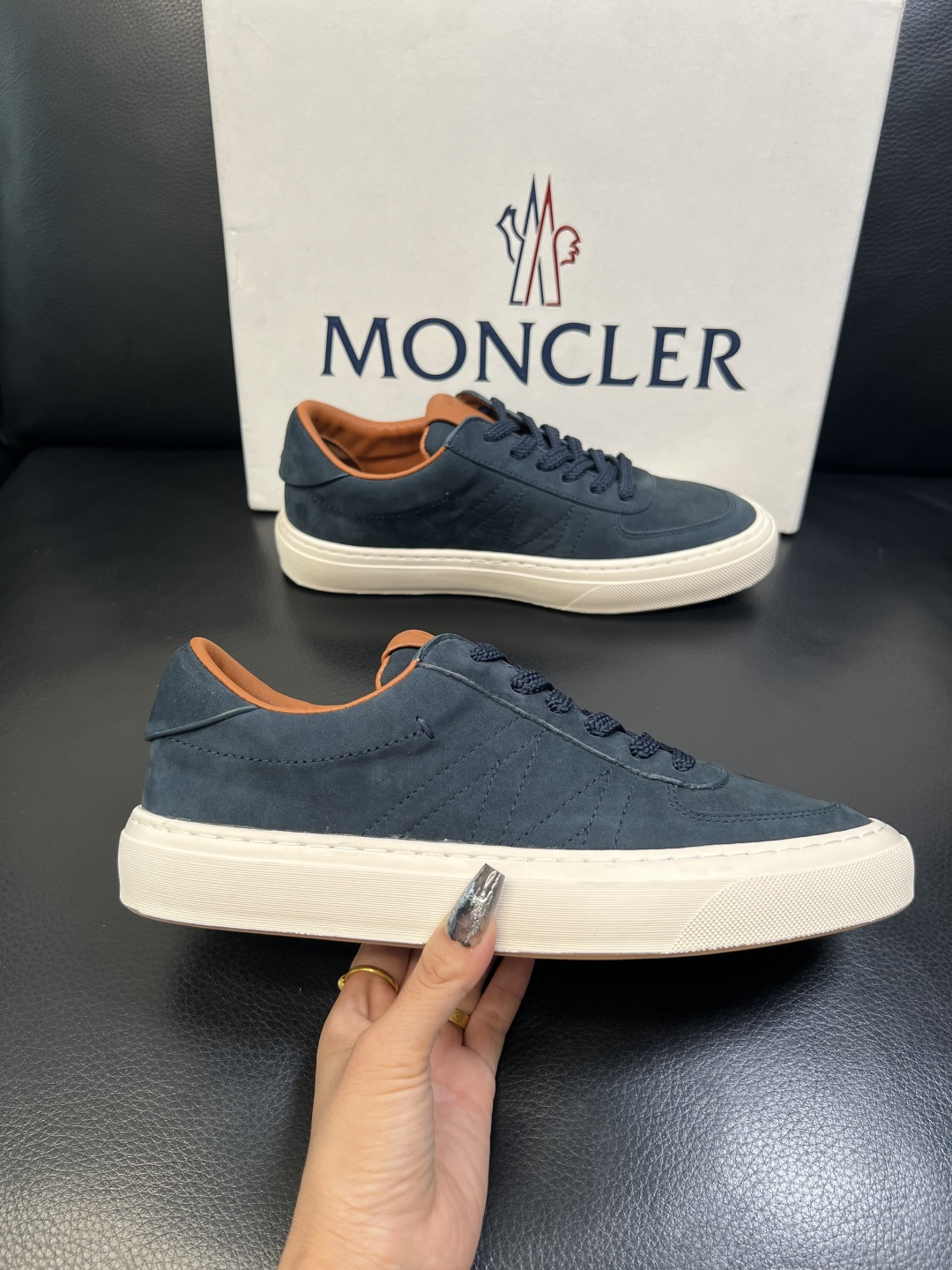 MONCLER 高品质 顶级工艺品 蒙口 新品专柜新款，原厂配置意大利进口牛皮搭配面料，高品质复杂拼接工