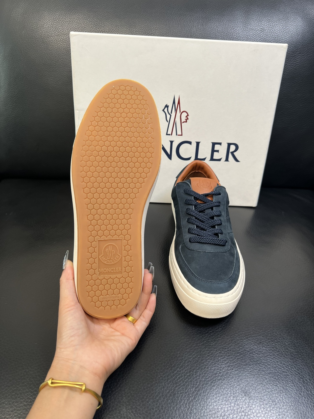 MONCLER 高品质 顶级工艺品 蒙口 新品专柜新款，原厂配置意大利进口牛皮搭配面料，高品质复杂拼接工