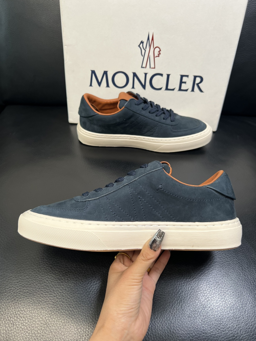 MONCLER 高品质 顶级工艺品 蒙口 新品专柜新款，原厂配置意大利进口牛皮搭配面料，高品质复杂拼接工