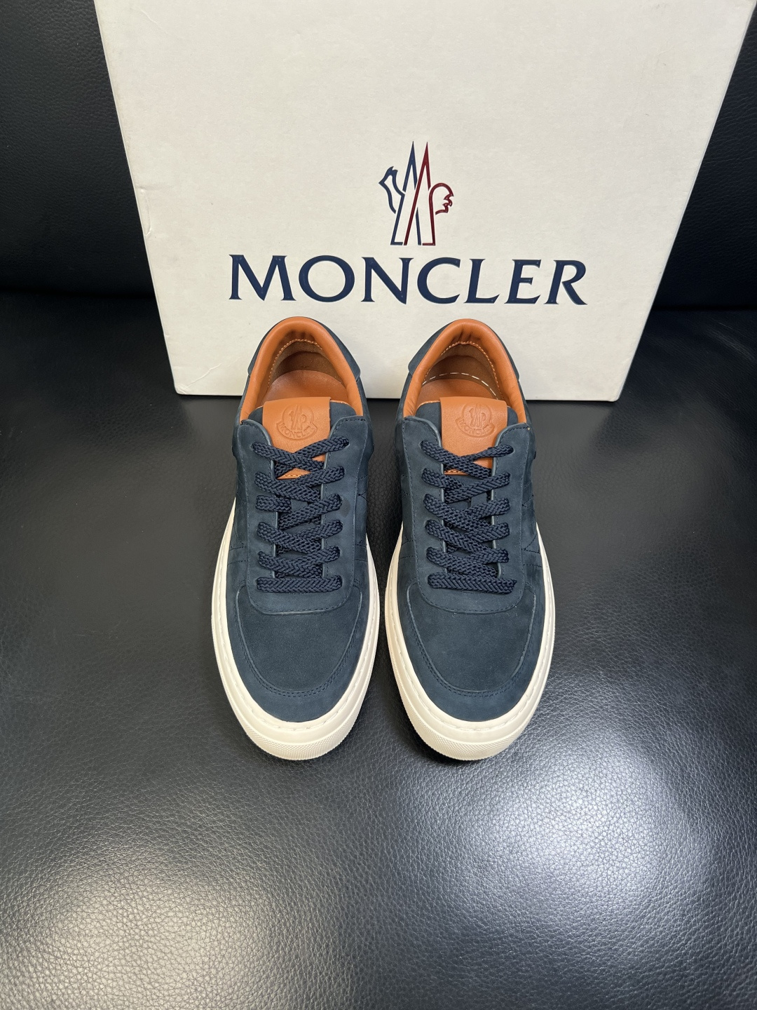 MONCLER 高品质 顶级工艺品 蒙口 新品专柜新款，原厂配置意大利进口牛皮搭配面料，高品质复杂拼接工