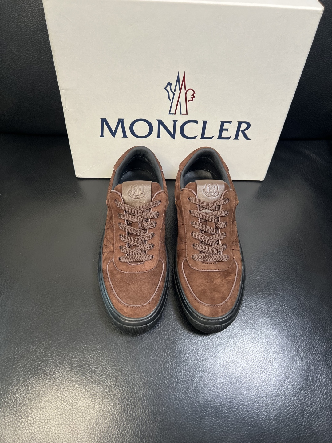 MONCLER 高品质 顶级工艺品 蒙口 新品专柜新款，原厂配置意大利进口牛皮搭配面料，高品质复杂拼接工